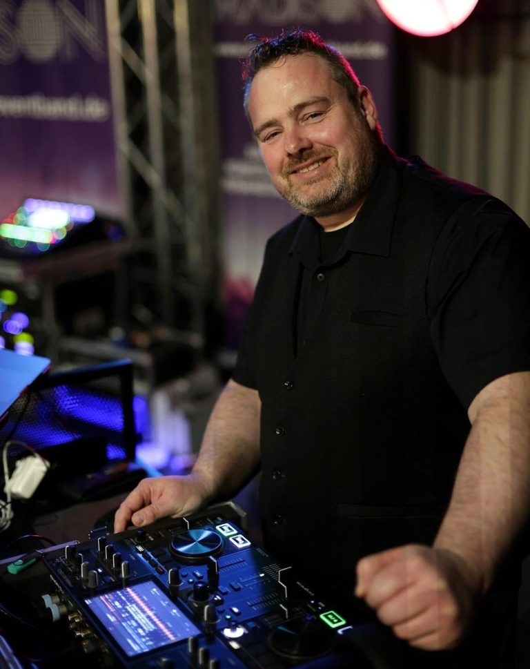 DJ Steven Spurek steht an seinem DJ-Pult